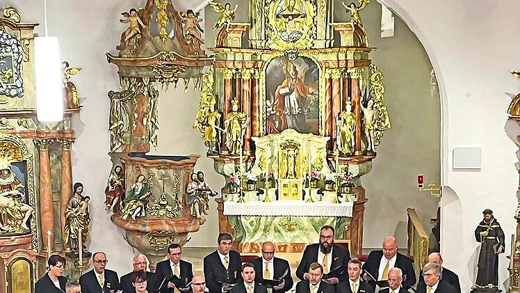 Bei ihrem Auftritt in St. Nikolaus in Windheim hinterließen die Sänger tiefen Eindruck beim Publikum.