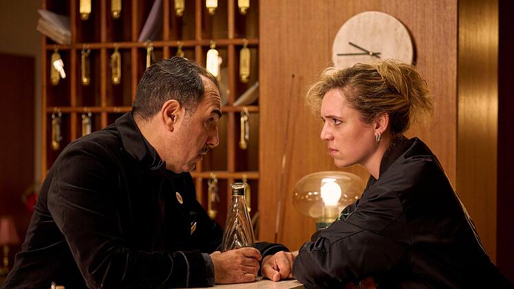 Das Hotelpersonal pflegt ein famili&auml;res Verh&auml;ltnis. Charles (Adnan Maral) fragt Adriana (Stella Goritzki) nach Rat. Hat er eine Zukunft als Concierge.