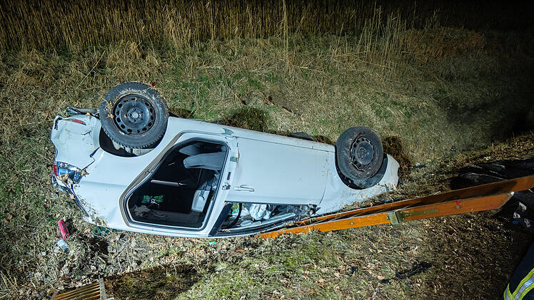 Pkw &uuml;berschl&auml;gt sich und landet im Wassergraben