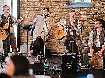 Das Akustik-Quartett &bdquo;famos.&ldquo; spielt am Ostersonntag im Staatsbad.