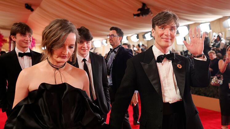 Sie bewegt sich scheu und zaghaft auf den B&uuml;hnen ihres Mannes: Yvonne McGuinness und Cillian Murphy am Rande der Oscar-Verleihung 2024 in Los Angeles; hinter ihnen ihre S&ouml;hne Aran (links) und Malachy.