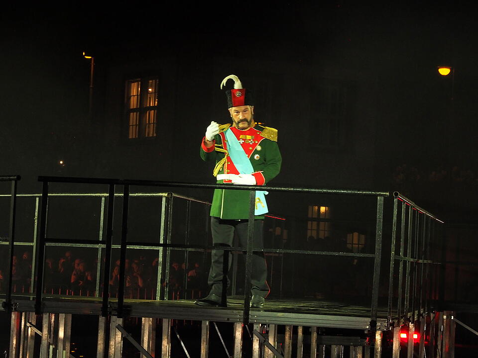 Eine Lichtshow mit Wasser, Feuer, Nebel und Musik im Rosengarten, die historische Pers&ouml;nlichkeiten ehrt.