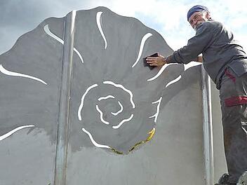 Der Euerdorfer Künstler Helmut Droll legt letzte Hand an seiner Ceratiten-Skulptur aus Edelstahl an.  Foto: Doris Bauer