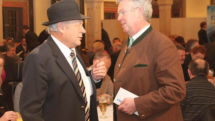 MdL Ludwig von Lerchenfeld (rechts) aus Presseck diskutiert mit dem legendären Breitengüßbacher Bauunternehmer Georg Pfister.