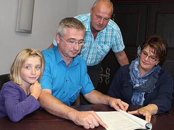 Anna, Markus und Monika Rieger (vorne von links) übergeben Bürgermeister Brehm 60 Unterschriften. Foto: Andreas Dorsch