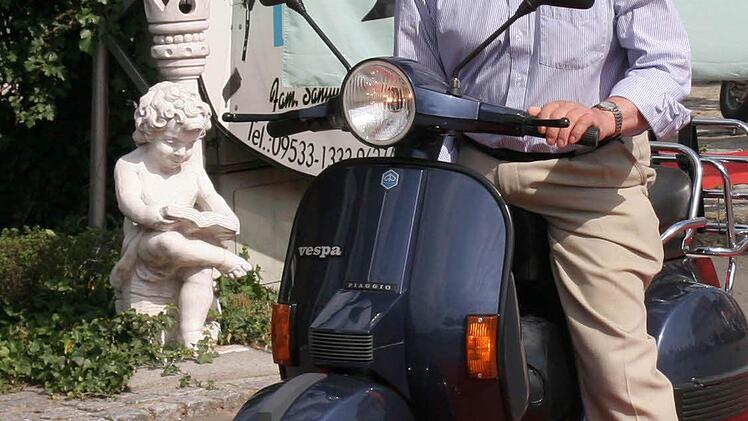 Günter Luther mit seiner Vespa.