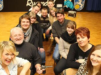 Sie haben schon einmal im Zugabteil des "ChampusExpress" Platz genommen: die Akteure der Theatergruppe Rugendorf mit Regisseur Matthias Keller (Vierter von rechts). Foto: Matthias Beetz
