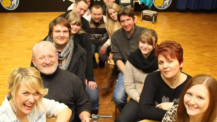 Sie haben schon einmal im Zugabteil des "ChampusExpress" Platz genommen: die Akteure der Theatergruppe Rugendorf mit Regisseur Matthias Keller (Vierter von rechts). Foto: Matthias Beetz