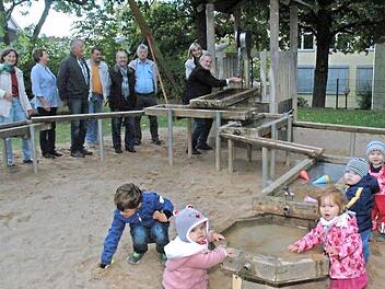 Das Wasser-Matsch-Gerät am Cortendorfer Spielplatz kommt bei den Kleinen prima an. Im Hintergrund, von links: Christiane Zinoni-Peschel, Friederike und Werner Bock, Ralf Gutgesell, Harry Wolf, Peter Klier, Zweite Bürgermeisterin Birgit Weber und der Leiter des Grünflächenamts, Bernhard Ledermann Foto: Edwin Meißinger