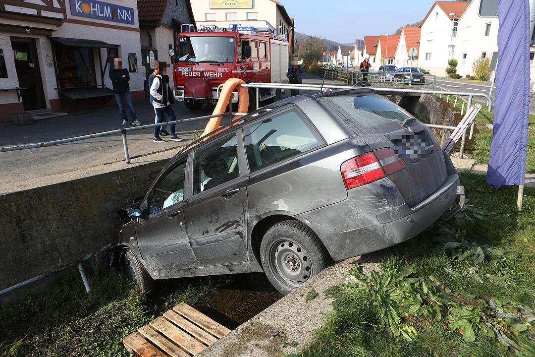 Auto landet im Bach
