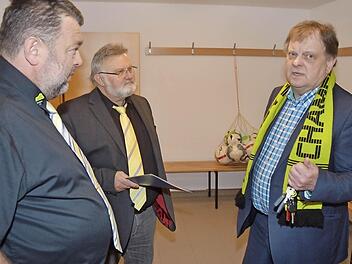 Die Mannschaftskabinen erhielten ebenfalls leuchtend helle Farben (v. l.): Vorsitzender Stefan Büttner, Zweiter Vorsitzender Werner Vetter und Carl-August Heinz, die beim Rundgang bereits neue Pläne diskutierten. Foto: K.- H. Hofmann