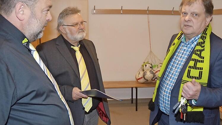Die Mannschaftskabinen erhielten ebenfalls leuchtend helle Farben (v. l.): Vorsitzender Stefan Büttner, Zweiter Vorsitzender Werner Vetter und Carl-August Heinz, die beim Rundgang bereits neue Pläne diskutierten. Foto: K.- H. Hofmann