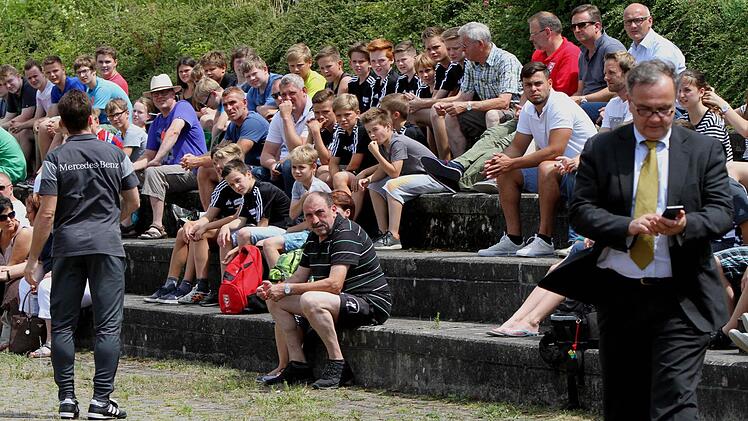 Zahlreiche Zuschauer hatten sich auf dem Sportgelände eingefunden.