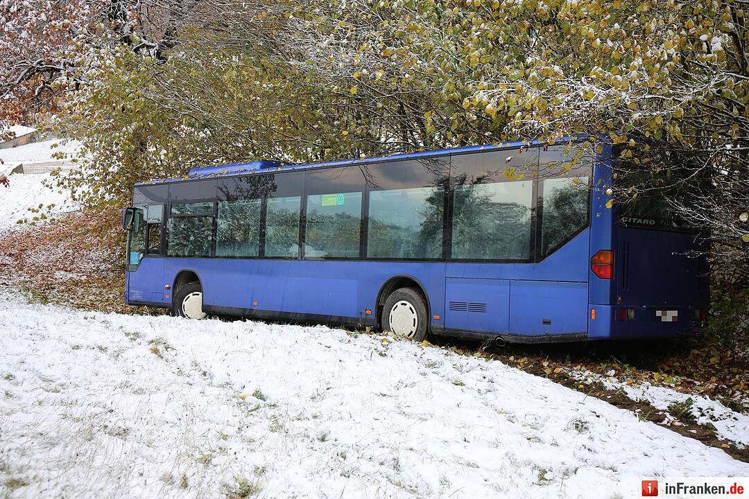 Schulbusunglück bei erstem Schnee – Bus rutscht 300 Meter den Hang hinab – Kinder zum Glück keine im Bus