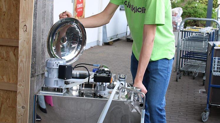 Kevin Klüber zeigt den mobilen Milchtank, der 180 Liter fasst. Foto: Kathrin Kupka-Hahn