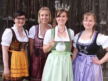 Bei ihrem ersten Auftritt in Wonsees wurde Milchkönigin Sonja Wagner von ihren besten Freundinnen Julia Schütz, Jana Wagner und Tanja Wölfel begleitet. Sie dürfen sich jetzt "Milch-Maadla" nennen. Fotos: Sonny Adam