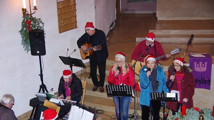 Die evangelische Kirchenband trug zu "Rudolf, The Rednosed Reindeer" rote Nikolausmützen.   Thomas Hümmer