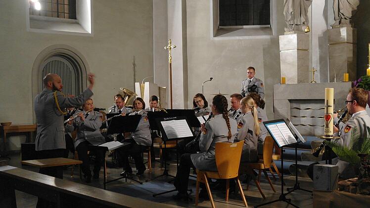 Das Heeresmusikkorps Kassel unter Leitung von Stabsfeldwebel Andreas Alschinger gab in der Brückenauer Stadtpfarrkirche ein Benefizkonzert. Stephanie Elm