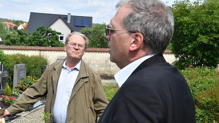 Bürgermeister Dittrich mit einem der GeschädigtenFoto: Ronald Rinklef