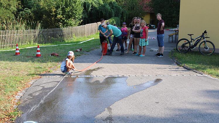 Großen Spaß hatten die Kinder beim Bedienen der Kübelspritze. Foto: Janina Reuter-Schad