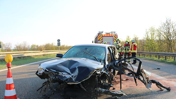 Fahrzeug kracht in Leitplanke: Fahrer verstirbt an Unfallstelle
