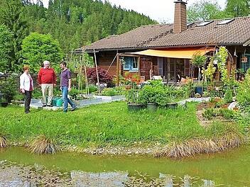 Ein Hingucker ist das gepflegte Gartenparadies mit Teichen der Familie Schmitt in Ludwisstadt. Der Besuchstermin ist am 21. Juli.