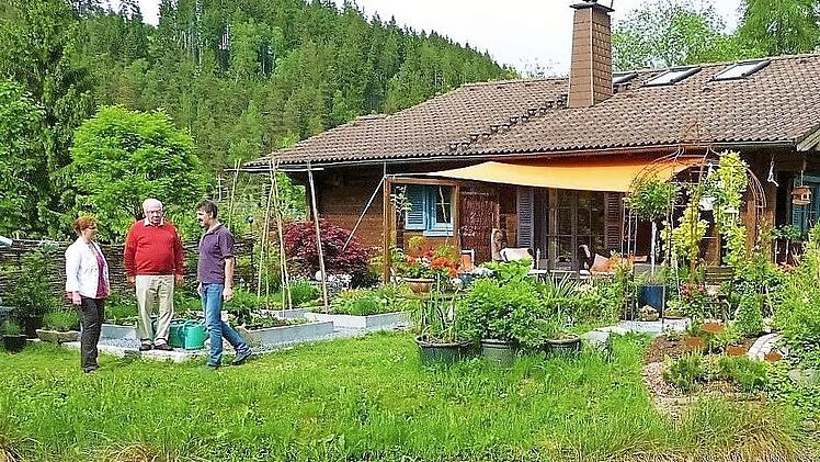 Ein Hingucker ist das gepflegte Gartenparadies mit Teichen der Familie Schmitt in Ludwisstadt. Der Besuchstermin ist am 21. Juli.