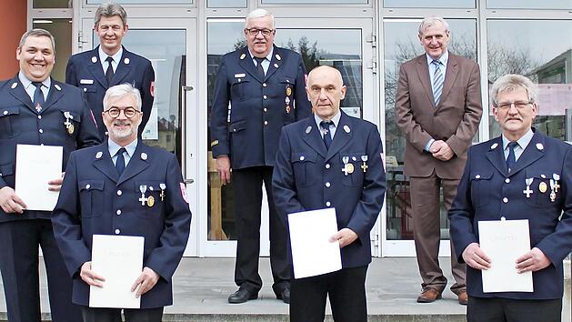 Ehrung von Mitgliedern der Freiwilligen Feuerwehr Zaugendorf vor dem Rathaus der Marktgemeinde Rattelsdorf