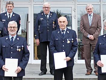 Ehrung von Mitgliedern der Freiwilligen Feuerwehr Zaugendorf vor dem Rathaus der Marktgemeinde Rattelsdorf