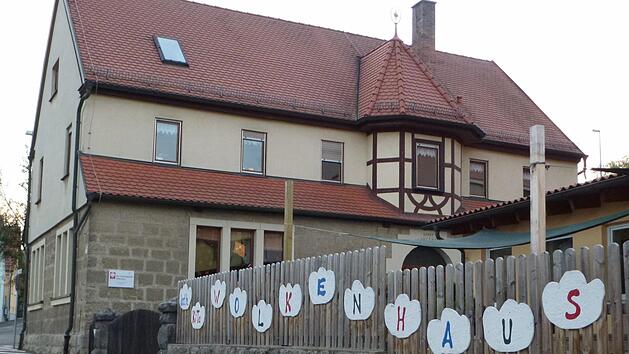 Der katholische Kindergarten in Poppenlauer: Er wird durch einen Neubau ersetzt. Doch die aktuelle Krisensituation auf dem Bausektor sorgt f&uuml;r Verz&ouml;gerungen. Archivfoto: Dieter Britz