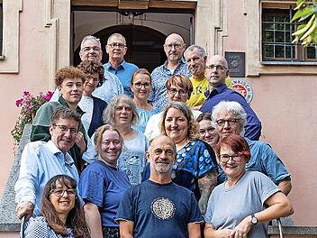 Bürgermeisterkandidatin Astrid Marschall (vorne rechts) mit ihrem Gemeinderatsteam. Patrizia Siontas (vorne links) hatte die Wahlleitung übernommen.