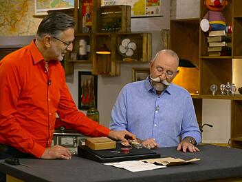 "Ich bin gespannt, was es ist", schaute sich "Bares f&uuml;r Rares"-Moderator Horst Lichter fragend die zwei kleinen Fl&auml;schchen an.