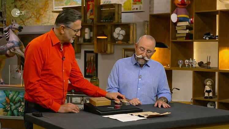 "Ich bin gespannt, was es ist", schaute sich "Bares f&uuml;r Rares"-Moderator Horst Lichter fragend die zwei kleinen Fl&auml;schchen an.