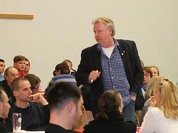 Der Kassenprüfer Toni Rampe (stehend)  verteidigt sich vor versammelter Mannschaft. Foto:Dorothea Weiler