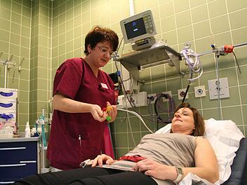 Ambulanzleiterin Claudia Mahler demonstriert an einer Mitarbeiterin der Klinik, wie sie Elektroden für ein EKG anlegt.  Fotos: Sabine Paulus
