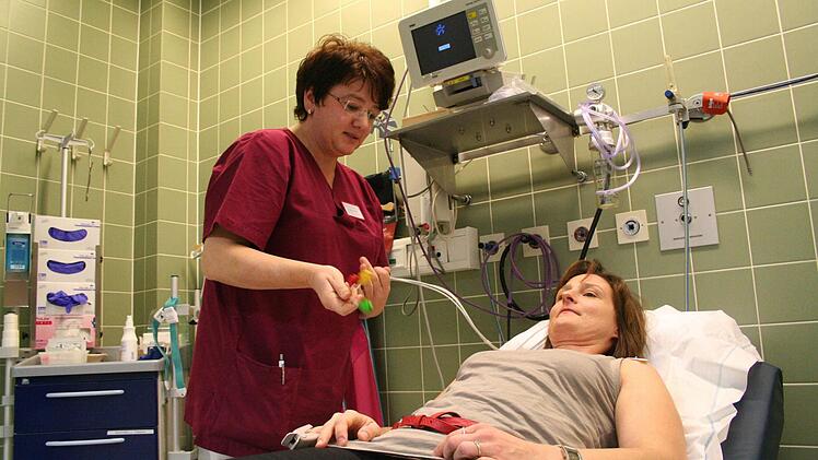 Ambulanzleiterin Claudia Mahler demonstriert an einer Mitarbeiterin der Klinik, wie sie Elektroden für ein EKG anlegt.  Fotos: Sabine Paulus