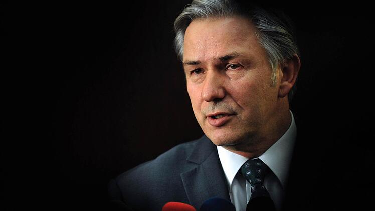 Klaus Wowereit, Berlin, 10. Juni 2001Es war ein geschickter Schachzug im Wahlkampf: Als Klaus Wowereit um das Amt des Berliner Oberbürgermeisters kandidiert, verhindnert er, dass seine Homosexualität von der Boulevardpresse, der politischen Konkurrenz oder Erpressern ausgenutzt wird. Die Strategie ist Flucht nach vorne: "Ich bin schwul - und das ist auch gut so!", sagt er auf dem Sonderparteitag der SPD in Berlin. Er gewinnt die Wahl und wird eine Leitfigur der deutschen Schwulen- und Lesben....