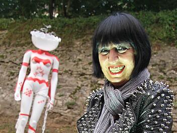 Hermanita Espig ließ sich von dem fränkischen Wappen inspirieren und hat das Kunstwerk "Schmetterlinge im Bauch" geschaffen - mit illuminiertem Lampenkopf und blinkendem Schmetterling.  Fotos: Sonja Adam