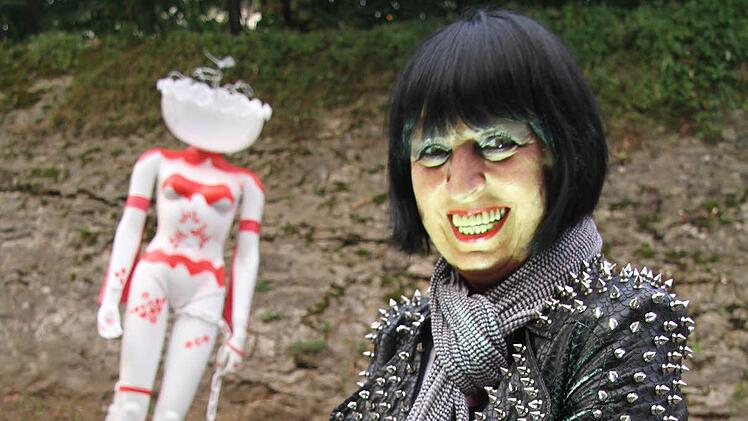 Hermanita Espig ließ sich von dem fränkischen Wappen inspirieren und hat das Kunstwerk "Schmetterlinge im Bauch" geschaffen - mit illuminiertem Lampenkopf und blinkendem Schmetterling.  Fotos: Sonja Adam