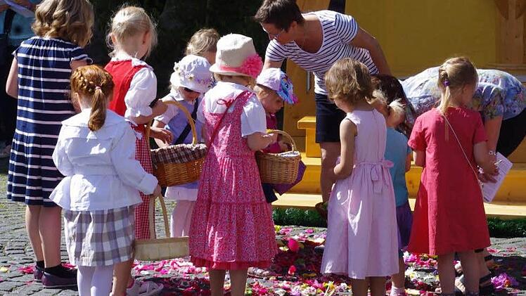 Rosenberg-Kindergartenkinder streuten Blumen beim vierten Altar.