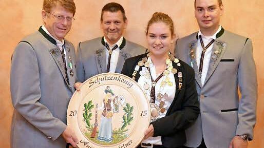 Innerhalb der Familie Weingärtner wurde die Königskette der Schützenabteilung des TSV Arnshausen weitergereicht. 1. Schützenmeister Stefan Brand überreichte die Insignien des Vorjahres-Schützenkönigs Daniel Weingärtner an seine Schwester Anja Weingärtner. Auf unserem Foto (v. l.): Schützenmeister Stefan Brand, 1. Ritter Volker Zöller, Schützenkönigin Anja Weingärtner und 2. Ritter Daniel Weingärtner. Fotos: Peter Rauch
