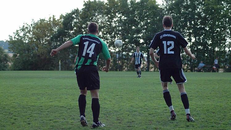Christian Dorn (links) und Philipp Körner lassen die Flugkurve das Balls auf sich wirken. Foto: Sebastian Schmitt