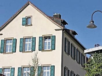 In Gleusdorf sollen bei allen Schirmleuchten im Ort die Leuchtkörper auf LED umgestellt werden. Die Gemeinde rechnet hier mit Einsparung von Energie und Senkung der Stromkosten. Foto: Helmut Will