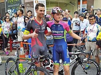 Der Altenkunstadter Grischa Janorschke (links) stellt sich nach dem Rennen den zahlreichen Radsportfans mit dem Rennsieger Matej Mohoric vom Team Lampre-Merida. Foto: Team Roth