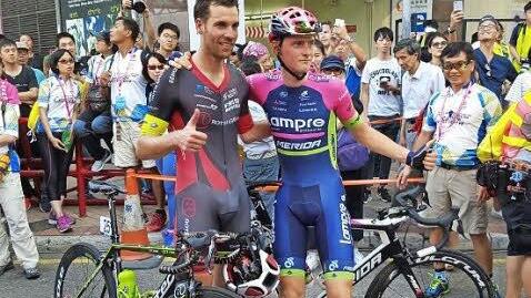 Der Altenkunstadter Grischa Janorschke (links) stellt sich nach dem Rennen den zahlreichen Radsportfans mit dem Rennsieger Matej Mohoric vom Team Lampre-Merida. Foto: Team Roth