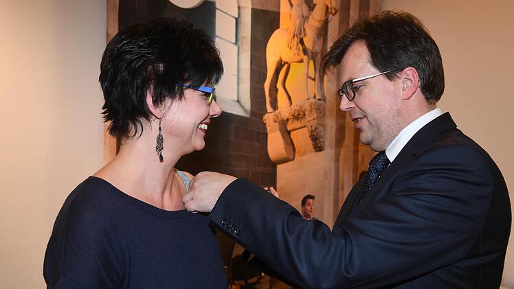 . . . heftete Lange die Bürgernadel an. Foto: Ronald Rinklef