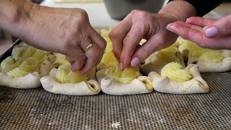 Viele Hände fertigen routiniert die Gebäckstücke an. Foto: Julia Raab