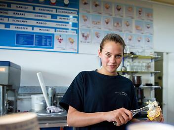 Eis verkaufen, kellnern oder am Fließband arbeiten: In den Ferien verdienen sich viele Schüler oder Studenten etwas dazu. Foto: Bernd von Jutrczenka, dpa