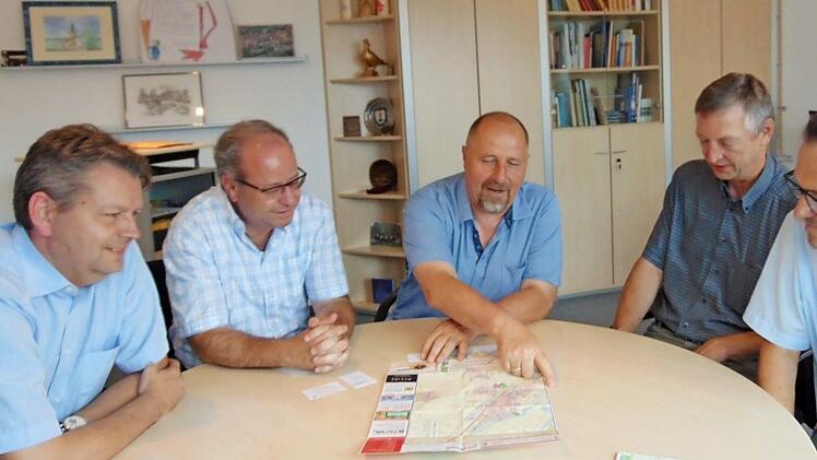 Sebastian Bajanowski, Matthias Strunz, Andreas Galster, Ulrich Fitzthum und Walter Hümmer (v. l.) beugen sich über Pläne.  Foto: P.Malbrich