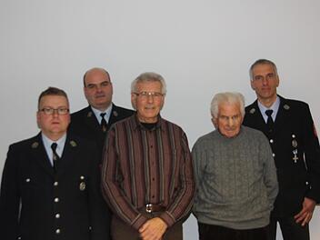 Vorsitzender Michael Weigand (rechts)  dankte den Geehrten (v. l.): Wolfgang Röder und Björn Morber, Oskar Schüler und Paul Kehl. M. Nöth